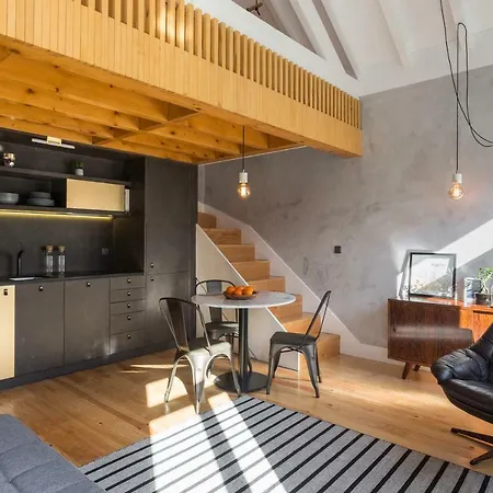 Gold & Grey Loft Almada 아파트 포르투