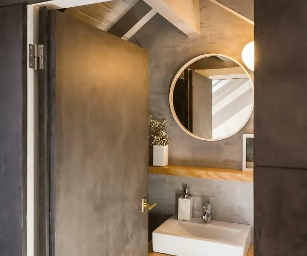 Gold & Grey Loft Almada * Porto